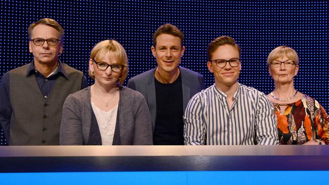 Bild: ARD/Uwe Ernst Moderator Alexander Bommes mit den Kandidaten: Berthold Laschewski, Alexandra Trentz, Leonard Elste und Jutta Krenberger.
