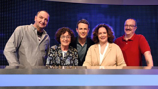 Bild: ARD/Uwe Ernst Moderator Alexander Bommes mit den Kandidaten: Carsten Gülzow, Christa Strüber, Elisabeth Benninghof und Jochen Brockmeier.