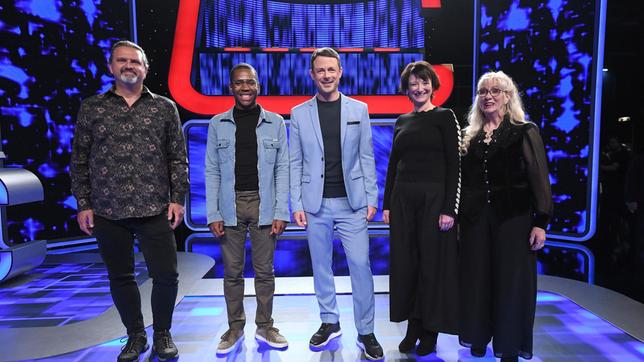 Bild: ARD/Uwe Ernst Moderator Alexander Bommes mit den Kandidaten: Erik Maronde, Edvan Davi Uhl, Kassandra Tiebe und Ilona Werlich