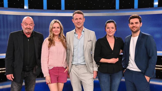 Moderator Alexander Bommes mit den Kandidaten: Florian Martens, Stefanie Stappenbeck, Eva Sixt und Lucas Reiber (v. l. n.).