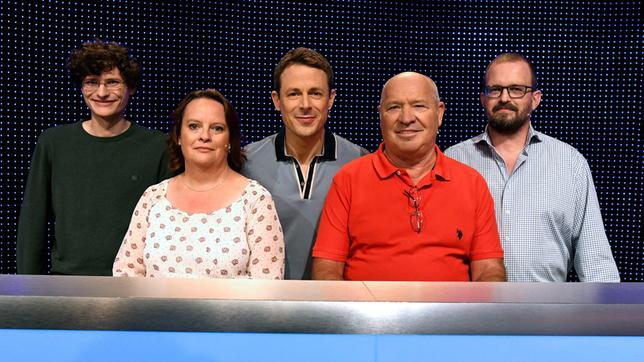 Bild: ARD/Uwe Ernst Moderator Alexander Bommes mit den Kandidaten (v.l.n.r. am Panel): Frederic Hillmann, Karin Schäffer, Erwin Dechert, Robert Kropf