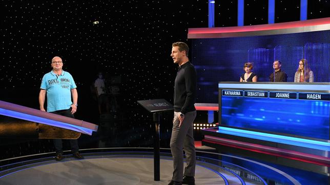 Moderator Alexander Bommes mit den Kandidaten: Hagen Plätz, Katharina Thoms, Sebastian Groß (2.v.r) und Joanne Oehlers.