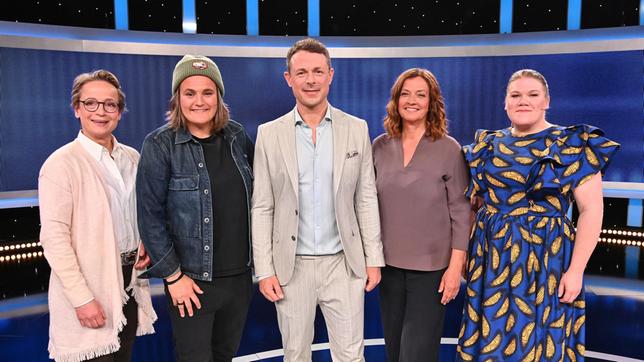 Bild: NDR/ARD/Uwe Ernst Moderator Alexander Bommes mit den Kandidaten: Isabell Werth, Nadine Angerer, Antje Pieper und Gisa Flake (v. l. n.).