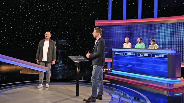 Bild: ARD/Uwe Ernst Moderator Alexander Bommes mit den Kandidaten: Joachim Schmidt, Marie Luise Schmitz, Matthias Scheer und Kathrin Zürl.