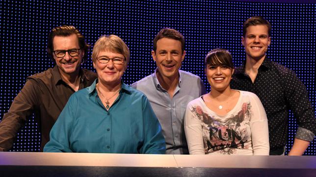 Bild: ARD/Uwe Ernst Moderator Alexander Bommes mit den Kandidaten: Jörg Holsten, Jenny Henze, Mareike Benecke und Henrik Bathke.