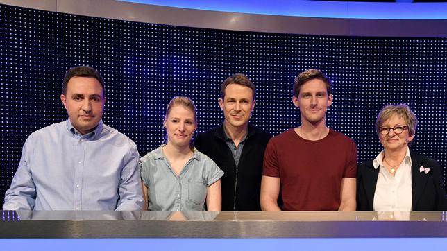 Bild: ARD/Uwe Ernst Moderator Alexander Bommes mit den Kandidaten: Manfred Bauer, Caroline Löser, Stefan Bosch-Faerber und Margrid Martens.
