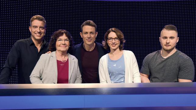 Bild: ARD/Uwe Ernst Moderator Alexander Bommes mit den Kandidaten: Marc-Hendrik Grages, Eva Opitz, Jasmin Ehrhardt und Erik Langnickel, Jäger: Sebastian Klussmann