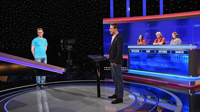 Bild: ARD/Uwe Ernst Moderator Alexander Bommes mit den Kandidaten Marco Neubauer, Natascha Frickenhelm, Uwe Reinhold und Antonia Bartels.