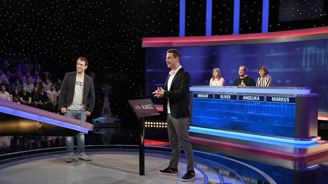 Bild: ARD/Uwe Ernst Moderator Alexander Bommes mit den Kandidaten Markus Foos, Miriam Bruder, Oliver Weißhuber und Angelika Pletschacher.