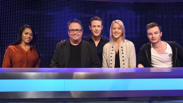Bild: ARD/Uwe Ernst Moderator Alexander Bommes mit den Kandidaten: Marlene Manduke, Sebastian Theurich, Valerie Ostermann und Tim Petersen.
