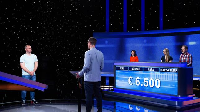 Bild: ARD/Uwe Ernst Moderator Alexander Bommes mit den Kandidaten: Norman Pallentin, Heike Scholz, Anna Staack (2.v.r) und Marc-Philipp Gronau.