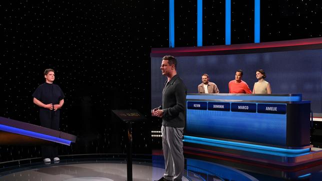 Moderator Alexander Bommes mit den Kandidaten: Radio-Eins-Moderatorin Amelie Ernst, Kevin Holtmann, BR3-Moderator Dominik Pöll und Marco Bock.
