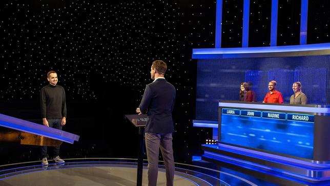 Bild: ARD/Arne Vollstedt Moderator Alexander Bommes mit den Kandidaten Richard Mittelsdorf, Laura Gerhäuser, John-Hendrik Paulsen und Nadine Girt.