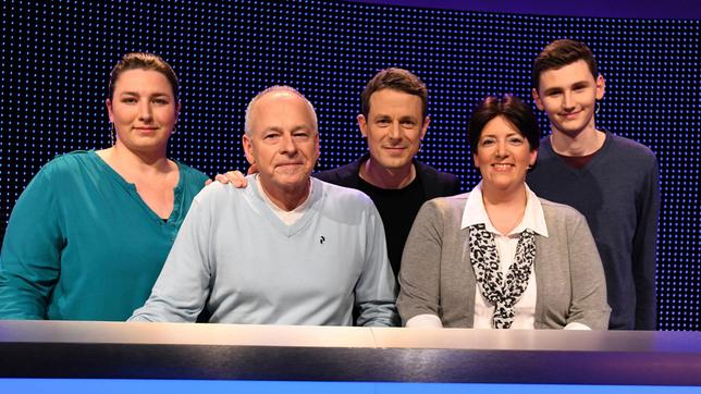Bild: ARD/Uwe Ernst Moderator Alexander Bommes mit den Kandidaten: Silke Buchholz, Klaus Hoffmann, Andrea Hoops und Lion Thielitz.