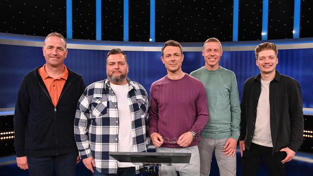 Bild: ARD/Uwe Ernst Moderator Alexander Bommes mit den Kandidaten: Stephan Lehmann, NDR2-Moderator Jens Mahrhold, Robby Zscheile und MDR-Jump-Moderator Chris Löwe.