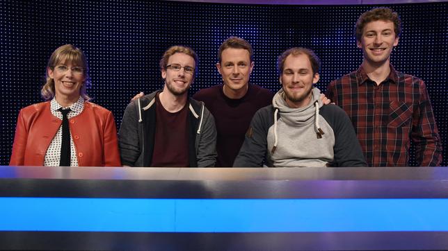 Bild: NDR/Uwe Ernst Moderator Alexander Bommes (mitte) mit den Kandidaten (v.l.n.r. am Panel): Susanne Schäfer, Philipp Schäfer, Felix Schäfer, Frederic Schäfer.