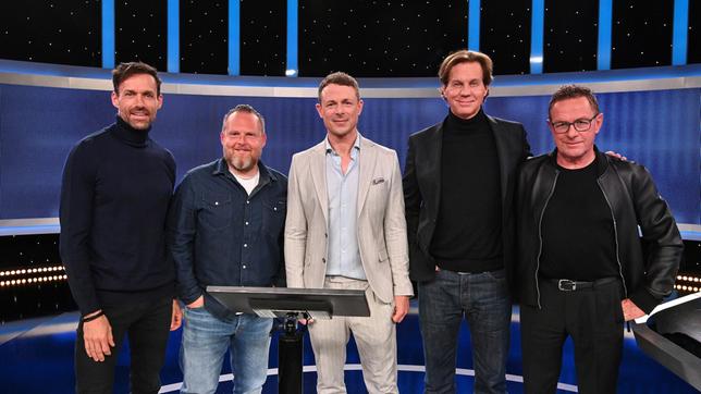 Bild: NDR/ARD/Uwe Ernst Moderator Alexander Bommes mit den Kandidaten: Sven Hannawald, Axel Stein, Thomas Heinze und Ralf Rangnick (v. l. n.).