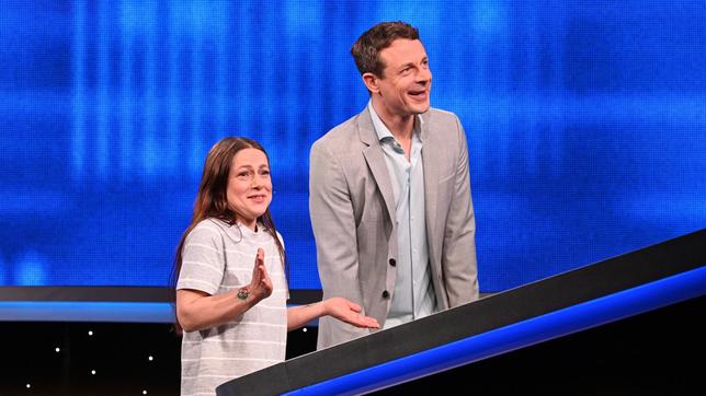 Moderator Alexander Bommes mit den Kandidatin Rebecca Beck.