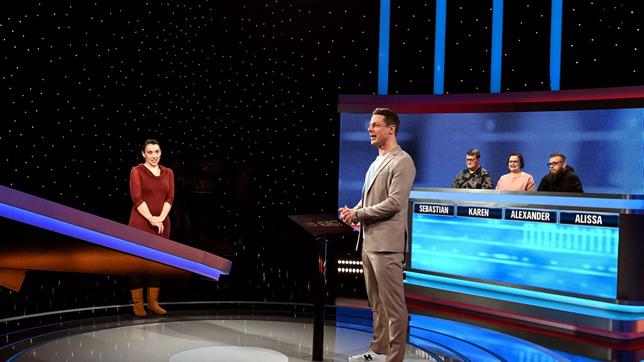 Bild: ARD/Uwe Ernst Moderator Alexander Bommes mit den Kandidat:innen: Alissa Scheunemann, Sebastian Loutchan, Karen Sarrazin und Alexander Sorgalla.