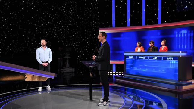 Bild: ARD/Uwe Ernst Moderator Alexander Bommes mit den Kandidat:innen: Andy Jentzsch, Anke Wiegand, Jannes Imholte und Lena Marrazza.