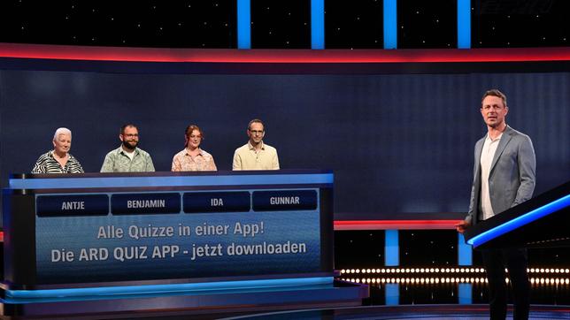 Bild: ARD/Uwe Ernst Moderator Alexander Bommes mit den Kandidat:innen (v.l.n.r. am Panel): Antje Oestmann, Benjamin Groß, Ida Klein und Gunnar Hoff.