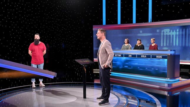 Bild: ARD/Uwe Ernst Moderator Alexander Bommes mit den Kandidat:innen Avraam (Maki) Ioannisdis, Bettina Langer, Jan Kapfer (2.v.r) und Viola Nubbemeyer.