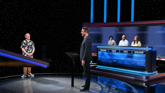 Bild: ARD Moderator Alexander Bommes mit den Kandidat:innen Benjamin Heutschi, Dragana Jeremic, Ilhan Bulut und Julia Vogt.
