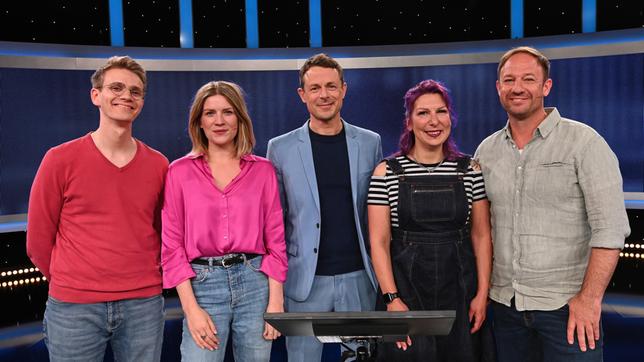 Moderator Alexander Bommes mit den Kandidat:innen: Bremen-Vier-Hörer Jonas Heise, Bremen-Vier-Moderatorin Tine Kuntze, hr3-Hörerein Schahla Lila und hr3-Moderator Tobias Kämmerer.