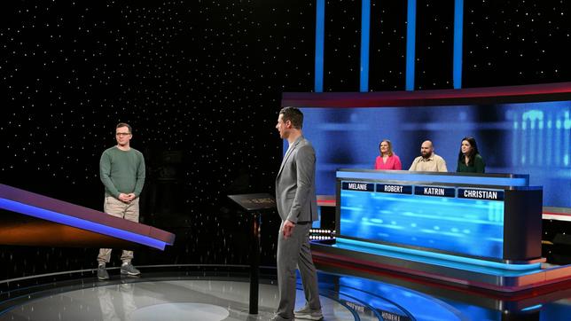 Bild: ARD/Uwe Ernst Moderator Alexander Bommes mit den Kandidat:innen: Christian Nahrgang, Melanie Baltes, Robert Lilge und Katrin Basting.