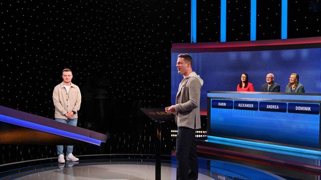 Moderator Alexander Bommes mit den Kandidat:innen: Dominik Hartmann, Karin Glaubitz, Alexander Völker und Andrea Türk.