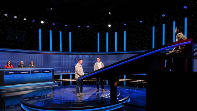 Moderator Alexander Bommes mit den Kandidat:innen: Dominik Hartmann, Karin Glaubitz (l), Alexander Völker und Andrea Türk. Sowie dem Jäger Sebastian Klussmann.
