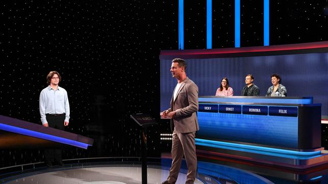 Moderator Alexander Bommes mit den Kandidat:innen: Felix Fehrle, Vicky Senftleben, Ernst Jordan und Romina Berger.