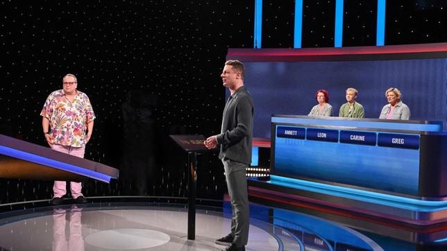 Bild: ARD/Arne Vollstedt Moderator Alexander Bommes mit den Kandidat:innen: Greg Nieting, Annett Schulze, Leon Manz und Carine Reiter.