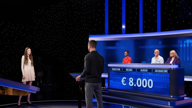 Bild: ARD/Arne Vollstedt Moderator Alexander Bommes mit den Kandidat:innen: Helena Böck, Christian Bergmann, Ulrich Creemer und Jacqueline Schäfer.