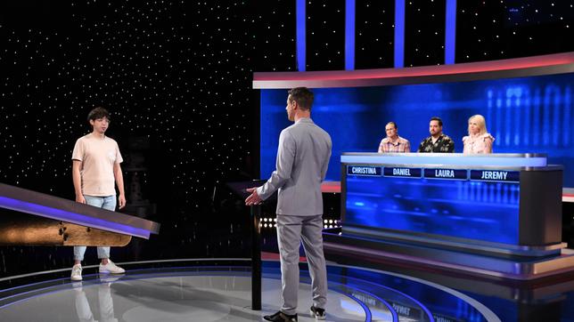 Bild: ARD/Uwe Ernst Moderator Alexander Bommes mit den Kandidat:innen: Jeremy Connor, Christina Rimkus, Daniel Sonnleitner und Laura Förster.
