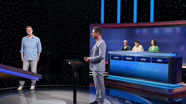 Moderator Alexander Bommes mit den Kandidat:innen: Jörg Vermeulen, Sylvia Kurz-Tietz, Merlin Kujajewski und Katja Blum-Seidl.
