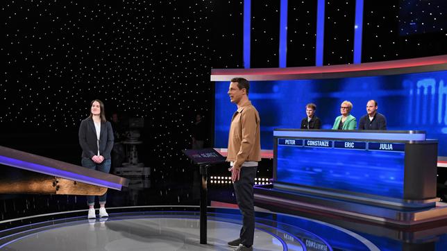 Bild: ARD/Uwe Ernst Moderator Alexander Bommes mit den Kandidat:innen: Julia Pflüger, Peter Sampel, Constanze Kühr und Eric Gabriel.