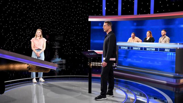Bild: ARD/Uwe Ernst Moderator Alexander Bommes mit den Kandidat:innen: Julia Wintgens, Stephan Schaar, Swantje Kowalski und Bastian Füssel.