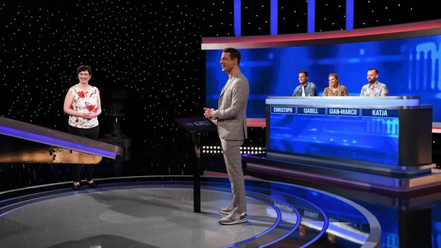 Bild: ARD/Uwe Ernst Moderator Alexander Bommes mit den Kandidat:innen: Katja Kunze, Christoph Wagler, Isabell Reich und Gian-Marco Cherchi.