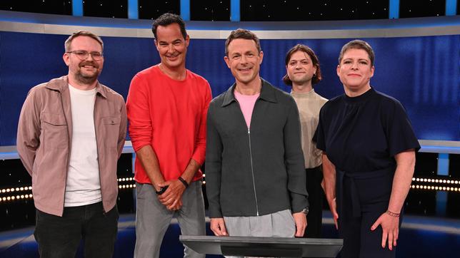 Moderator Alexander Bommes mit den Kandidat:innen: Kevin Holtmann, BR3-Moderator Dominik Pöll, Marco Bock und Radio-Ernst-Moderatorin Amelie Ernst.