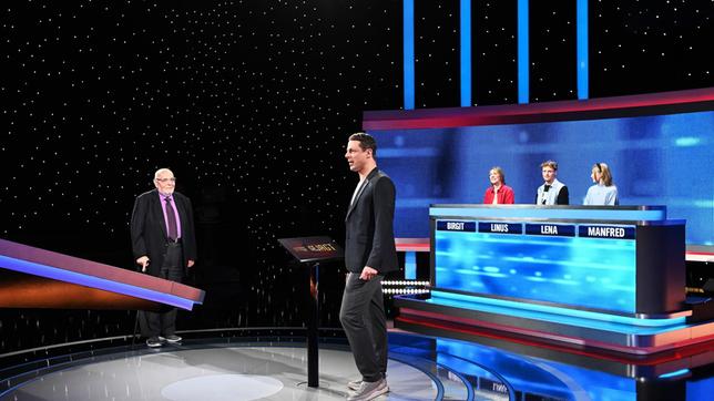 Bild: ARD/Uwe Ernst Moderator Alexander Bommes mit den Kandidat:innen: Manfred Potratz, Birgit Gercke, Linus Lowski und Lena Gambolis.