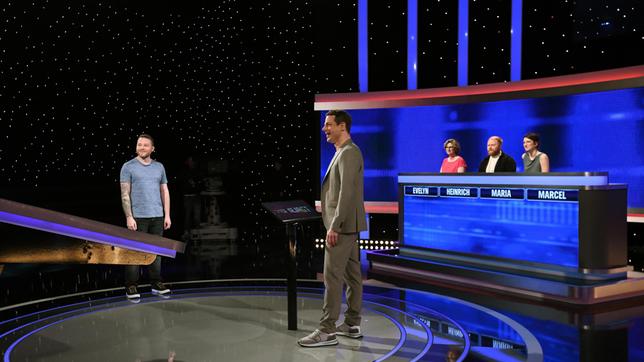 Bild: ARD/Uwe Ernst Moderator Alexander Bommes mit den Kandidat:innen: Marcel Gräfe, Evelyn Welzel, Heinrich Ruppel und Maria Ortwein.