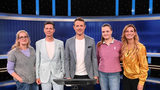Bild: ARD/Uwe Ernst Moderator Alexander Bommes mit den Kandidat:innen: Maren Johann, SWR3-Moderator Michael Wirbitzky, Johanna Frese und 1Live-Moderatorin Friederike "Freddie" Schürheck.