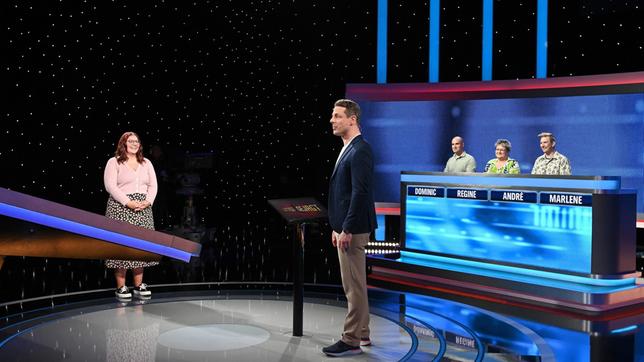 Bild: ARD/Uwe Ernst Moderator Alexander Bommes mit den Kandidat:innen: Marlene Aschmann, Dominic Möller, Regine Fiedler und André Reipa.