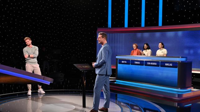 Moderator Alexander Bommes mit den Kandidat:innen: Niklas Hegmans, Britta Krebs, Thomas Hermosilla (2.v) und Eva-Maria Risse.