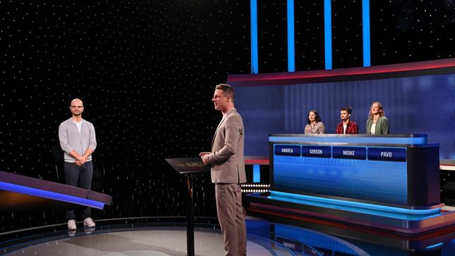 Moderator Alexander Bommes mit den Kandidat:innen: Pavo Terzic, Andrea Becker, Gereon Brakhan und Meike Fügner.