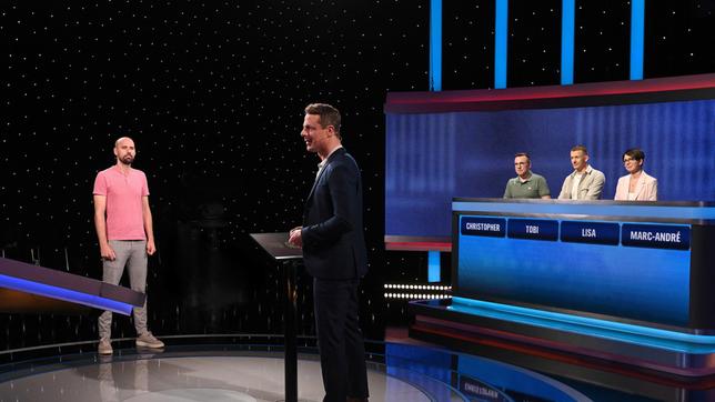 Moderator Alexander Bommes mit den Kandidat:innen: SR-1-Moderator Marc-André Kruppa, WDR-2-Hörer Christopher Czimek, WDR-2-Moderator Tobias Altehenger und SR-1-Hörerin Lisa Schneider.