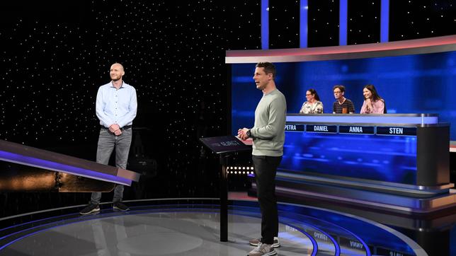 Bild: ARD/Uwe Ernst Moderator Alexander Bommes mit den Kandidat:innen: Sten Seliger, Petra Otto, Daniel Härtnagel und Anna Mironenko.
