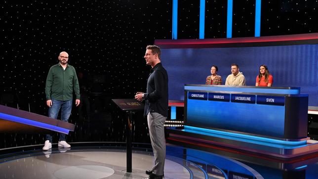 Bild: ARD/Uwe Ernst Moderator Alexander Bommes mit den Kandidat:innen: Sven Pieninck, Christiane Dennert, Marcus Brose und Jacqueline Weertz.