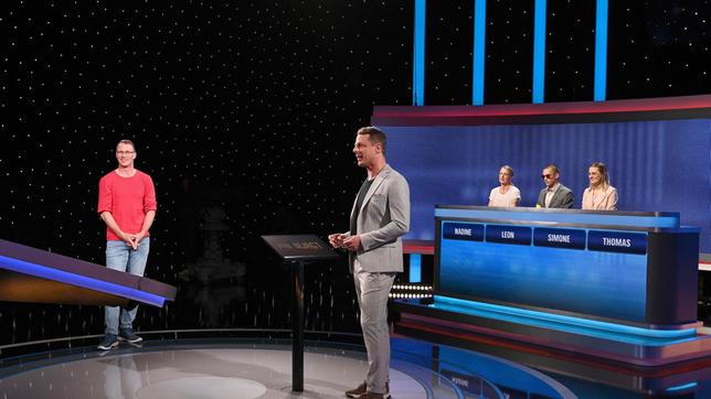 Moderator Alexander Bommes mit den Kandidat:innen: Thomas Müller, Nadine Schaper, Leon Werner und Simone Bädje.